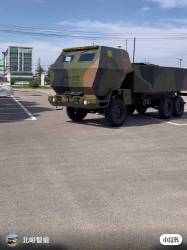 569161